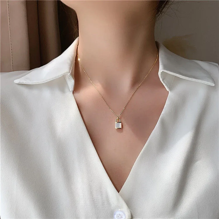 Wholesale Unique Creative Simple Lock Shell Necklace for Women New Fashion Elegant Zircon Choker Chain
Wholesale Unique Creative Simple Lock Shell Necklace for Women New Fashion Elegant Zircon Choker Chain
