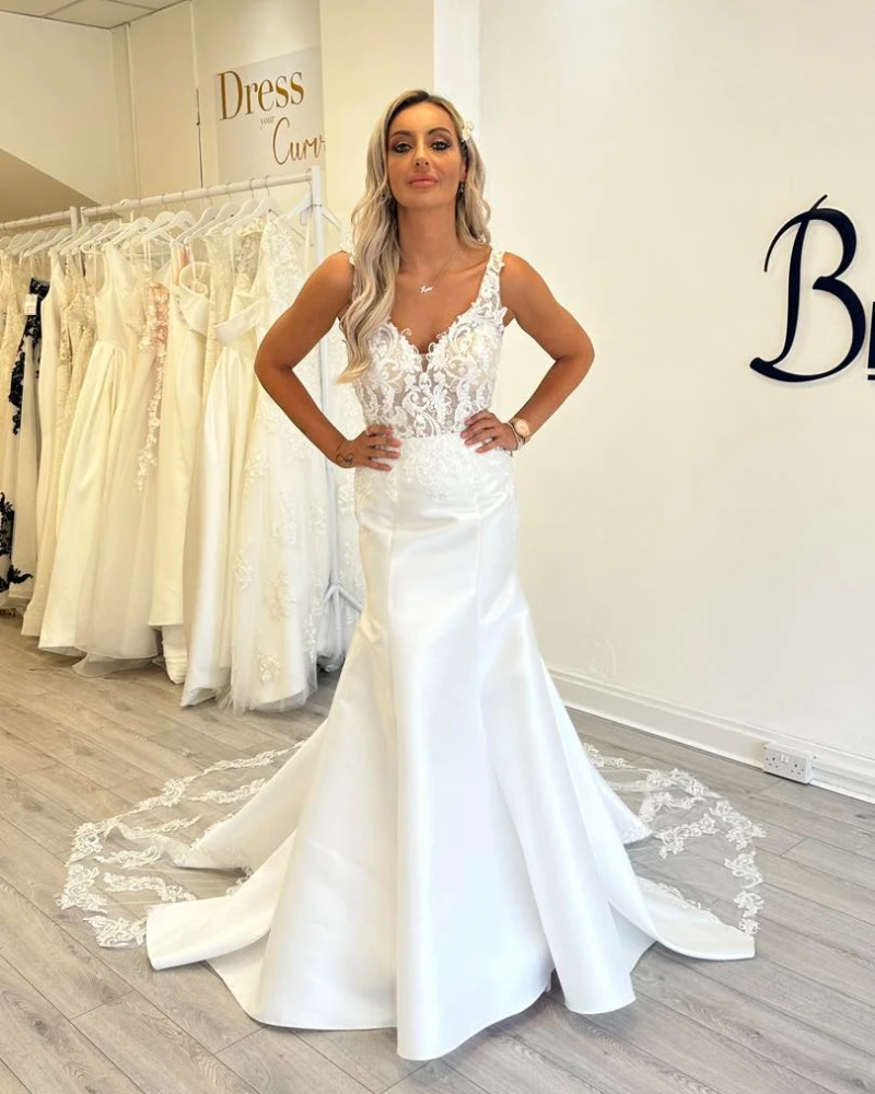 White Satin Mermaid Wedding Dresses V Neck Applique Bridal Gowns Sleeveless Sexy Button Back Floor Length Robes de Mariee
White Satin Mermaid Wedding Dresses V Neck Applique Bridal Gowns Sleeveless Sexy Button Back Floor Length Robes de Mariee