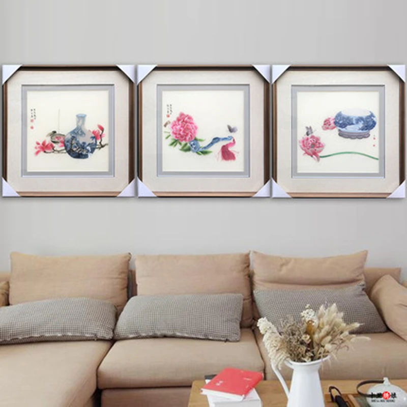 Suzhou embroidery hand-embroidered peony flower blue and white porcelain vase mural living room bedroom triptych gift painting S
Suzhou embroidery hand-embroidered peony flower blue and white porcelain vase mural living room bedroom triptych gift painting S