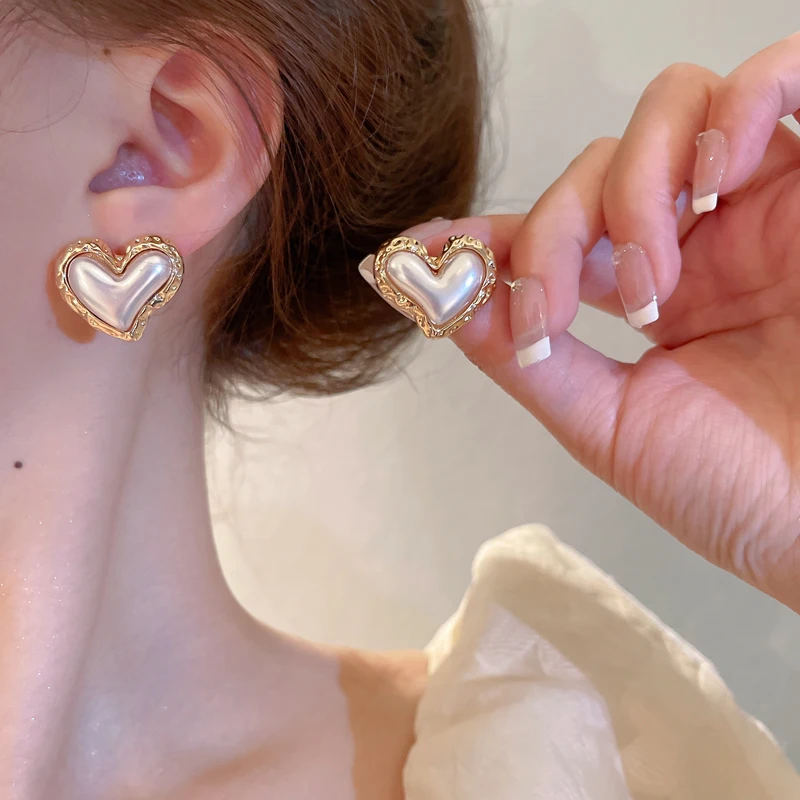 Pleated Heart Pearl Stud Earrings cute romantic style ear studs Piercing modern women's earrings 2022 925 silver needle
Pleated Heart Pearl Stud Earrings cute romantic style ear studs Piercing modern women's earrings 2022 925 silver needle