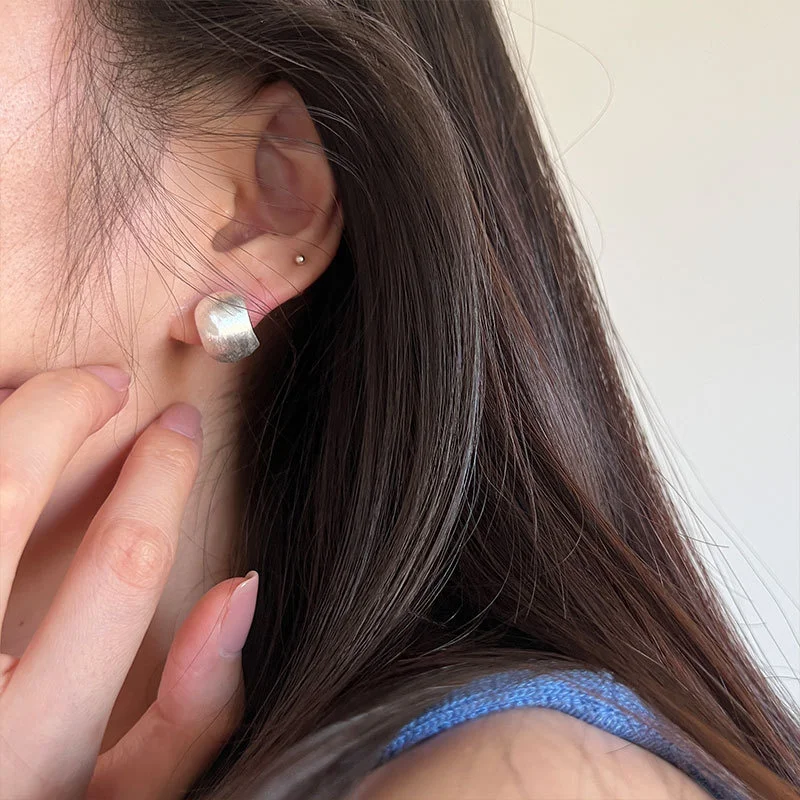 Frosted curved earrings s925 sterling silver ins minimalist creative design semicircular personalized E9808
Frosted curved earrings s925 sterling silver ins minimalist creative design semicircular personalized E9808