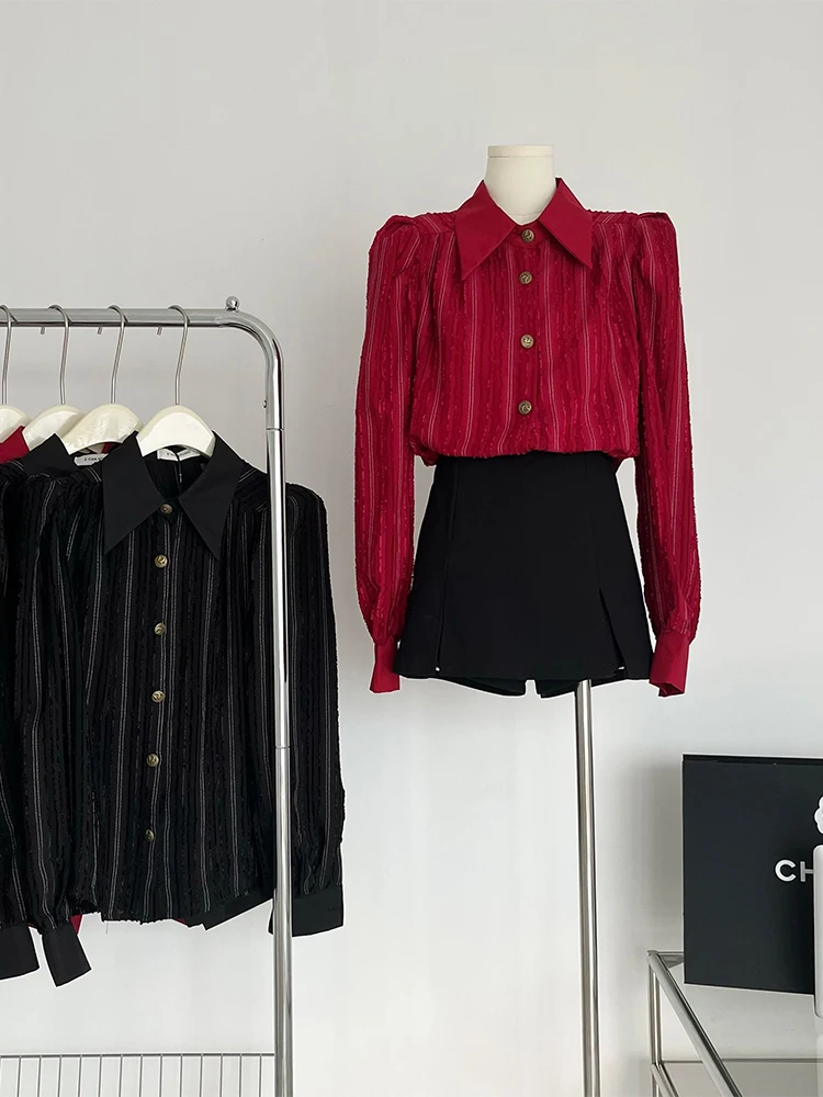 Women Autumn Black Red Color Short Shirt 2022 Female Lapel Long Sleeve Vintage Striped Design Blouses Pleated Retro Daily Basic
Women Autumn Black Red Color Short Shirt 2022 Female Lapel Long Sleeve Vintage Striped Design Blouses Pleated Retro Daily Basic