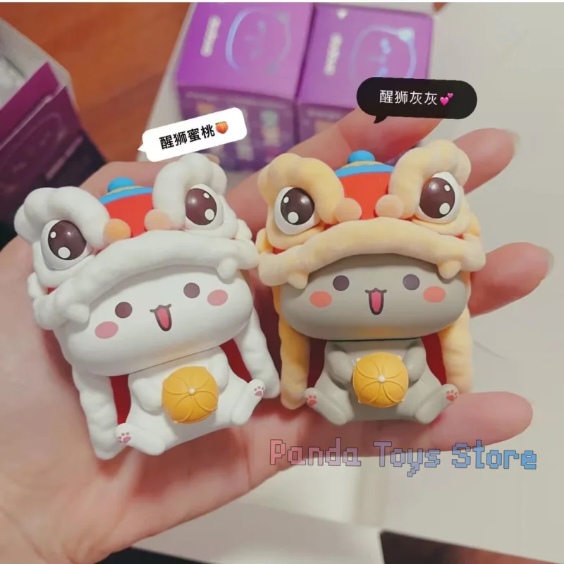 Новая модель милой мультяшной куклы Mitao Cat глухая коробка Kawaii With Love Series 3, таинственная коробка, экшн-Фигурка «Угадай сумку» Ciega
Новая модель милой мультяшной куклы Mitao Cat глухая коробка Kawaii With Love Series 3, таинственная коробка, экшн-Фигурка «Угадай сумку» Ciega