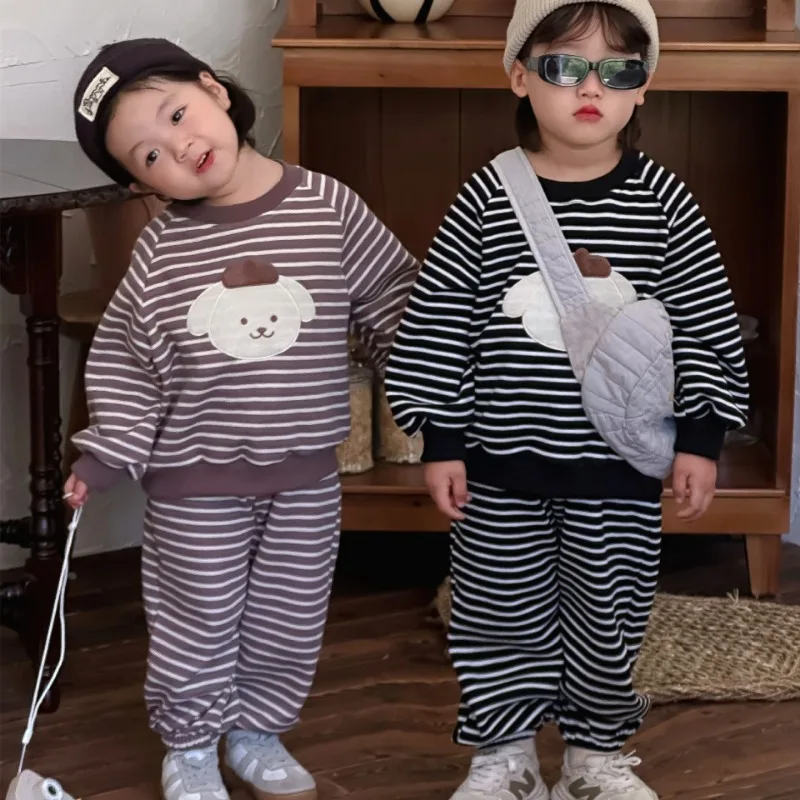 Комплект одежды для мальчиков из 2 предметов, теплый свитшот и штаны в полоску для маленьких девочек на осень, 2023 
Комплект одежды для мальчиков из 2 предметов, теплый свитшот и штаны в полоску для маленьких девочек на осень, 2023