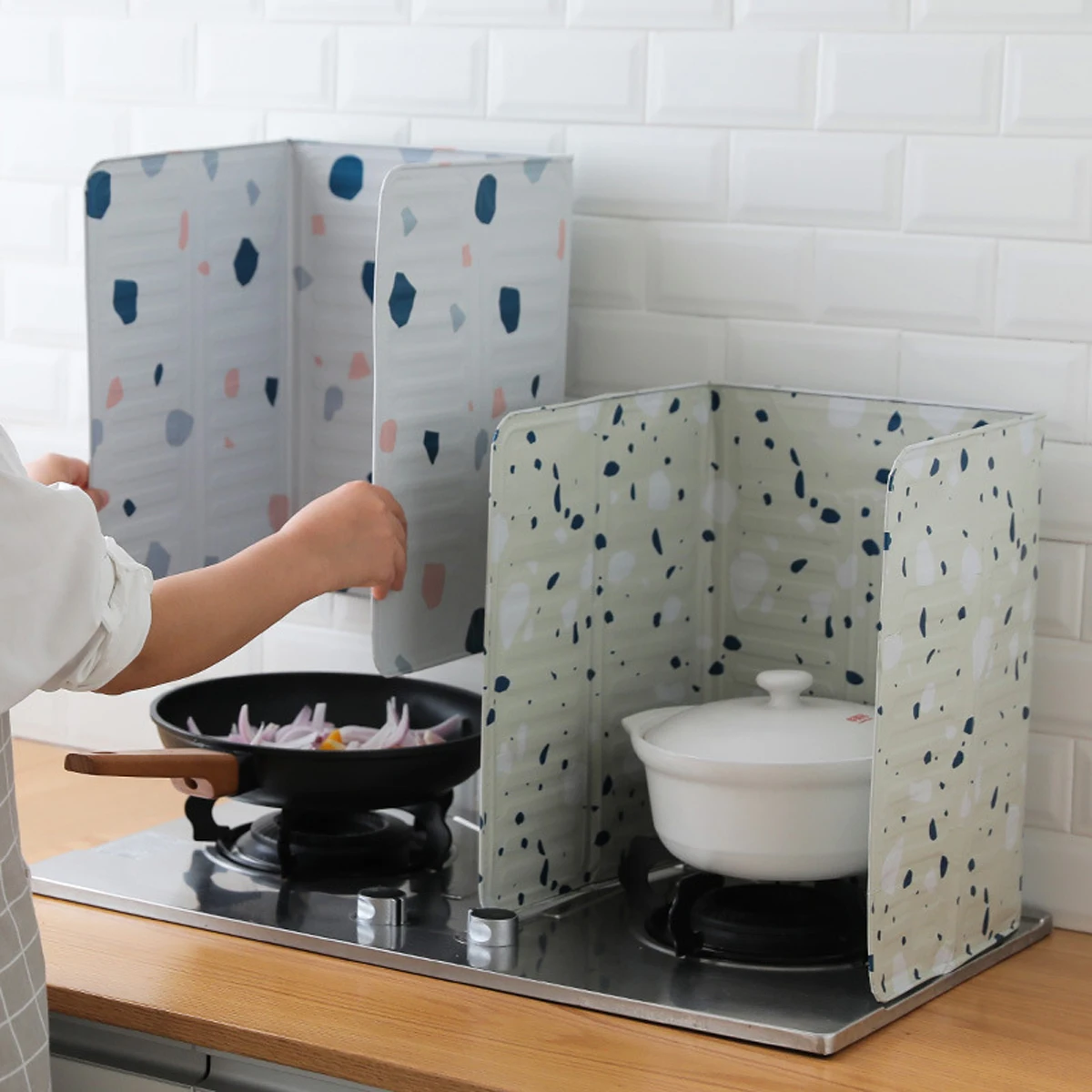 Kitchen Oil Splatter Screens Aluminium Folding Foil Plate Gas Stove Splash Proof Baffle Heat Resistance Oil Splash Protection
Kitchen Oil Splatter Screens Aluminium Folding Foil Plate Gas Stove Splash Proof Baffle Heat Resistance Oil Splash Protection
