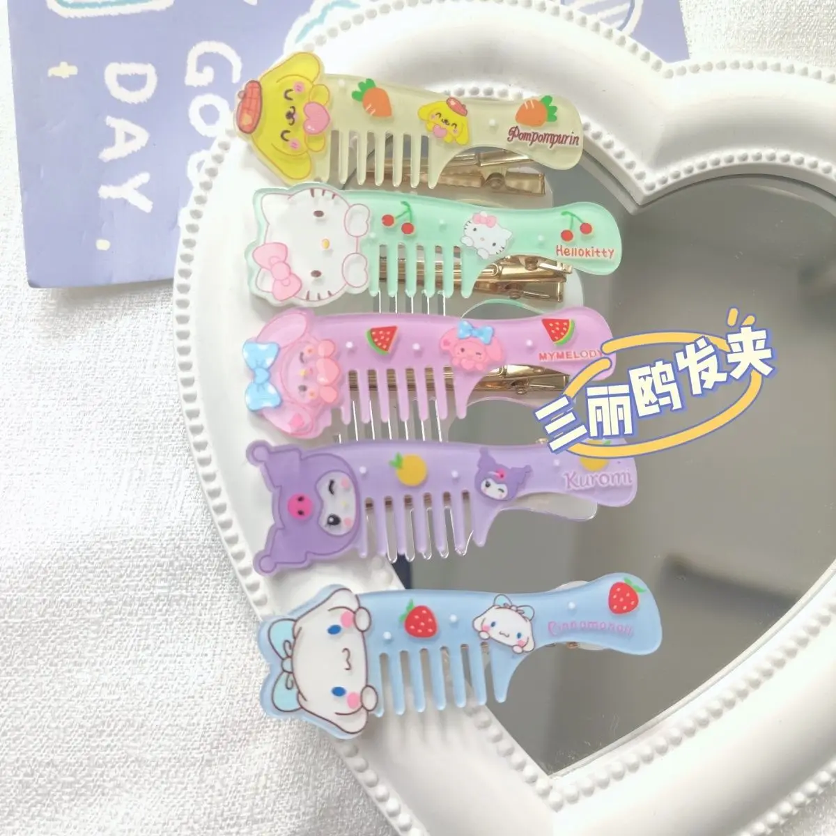 Sanrio аниме Kuromi ручное косметическое зеркало массажная подушка безопасности Расческа мультфильм Hello Kitty My Melody Cinnamoroll маленький портативный подарок
Sanrio аниме Kuromi ручное косметическое зеркало массажная подушка безопасности Расческа мультфильм Hello Kitty My Melody Cinnamoroll маленький портативный подарок