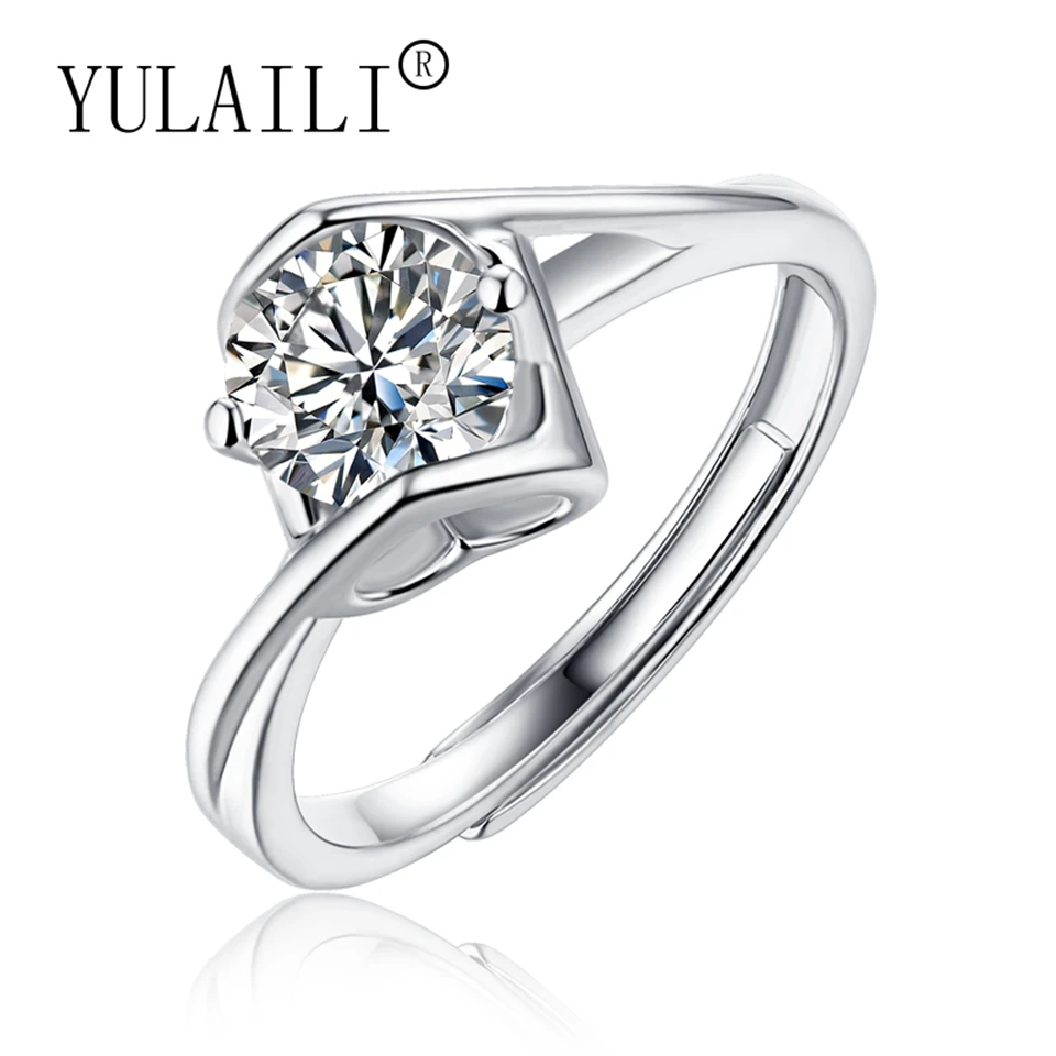 Женское кольцо из серебра 925 пробы, с фианитами 
Женское кольцо из серебра 925 пробы, с фианитами