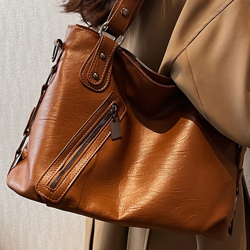 Women's Coffee Shoulder Bag Soft Oil Wax Leather Wide Strap Ladies Crossbody Bags Zipper Decoration Female Shopper Hobos Handbag
Women's Coffee Shoulder Bag Soft Oil Wax Leather Wide Strap Ladies Crossbody Bags Zipper Decoration Female Shopper Hobos Handbag