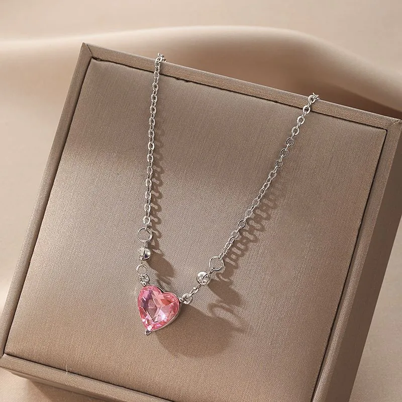 Romantic Sparkling Pink Zircons Clavicle Chain Necklace for Women Couple New Trend Elegant Love Heart Pendant Party Jewelry Gift
Romantic Sparkling Pink Zircons Clavicle Chain Necklace for Women Couple New Trend Elegant Love Heart Pendant Party Jewelry Gift
