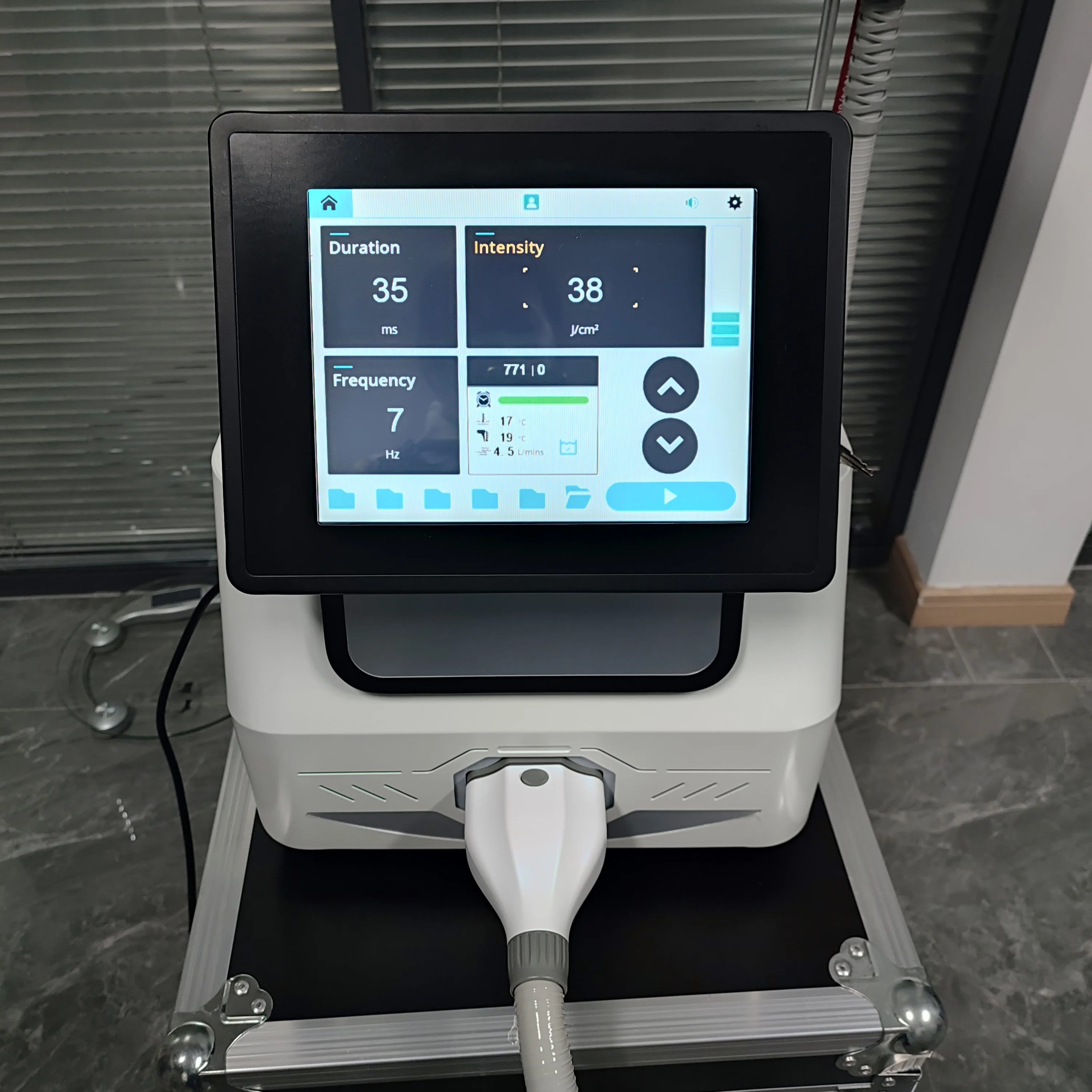 Portable Professional Use 808nm Hair Removal Triple Wavelengths 755 808 1064nm Permeanet Hair Removal Body Hair Removal
Portable Professional Use 808nm Hair Removal Triple Wavelengths 755 808 1064nm Permeanet Hair Removal Body Hair Removal