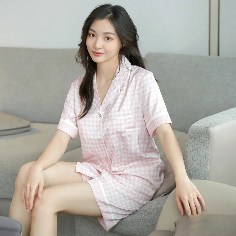 Sweet houndstooth shorts pajamas sets women sleepwear summer ice silk quality Lovers short sleeve pijamas pyjamas men 99167
Sweet houndstooth shorts pajamas sets women sleepwear summer ice silk quality Lovers short sleeve pijamas pyjamas men 99167