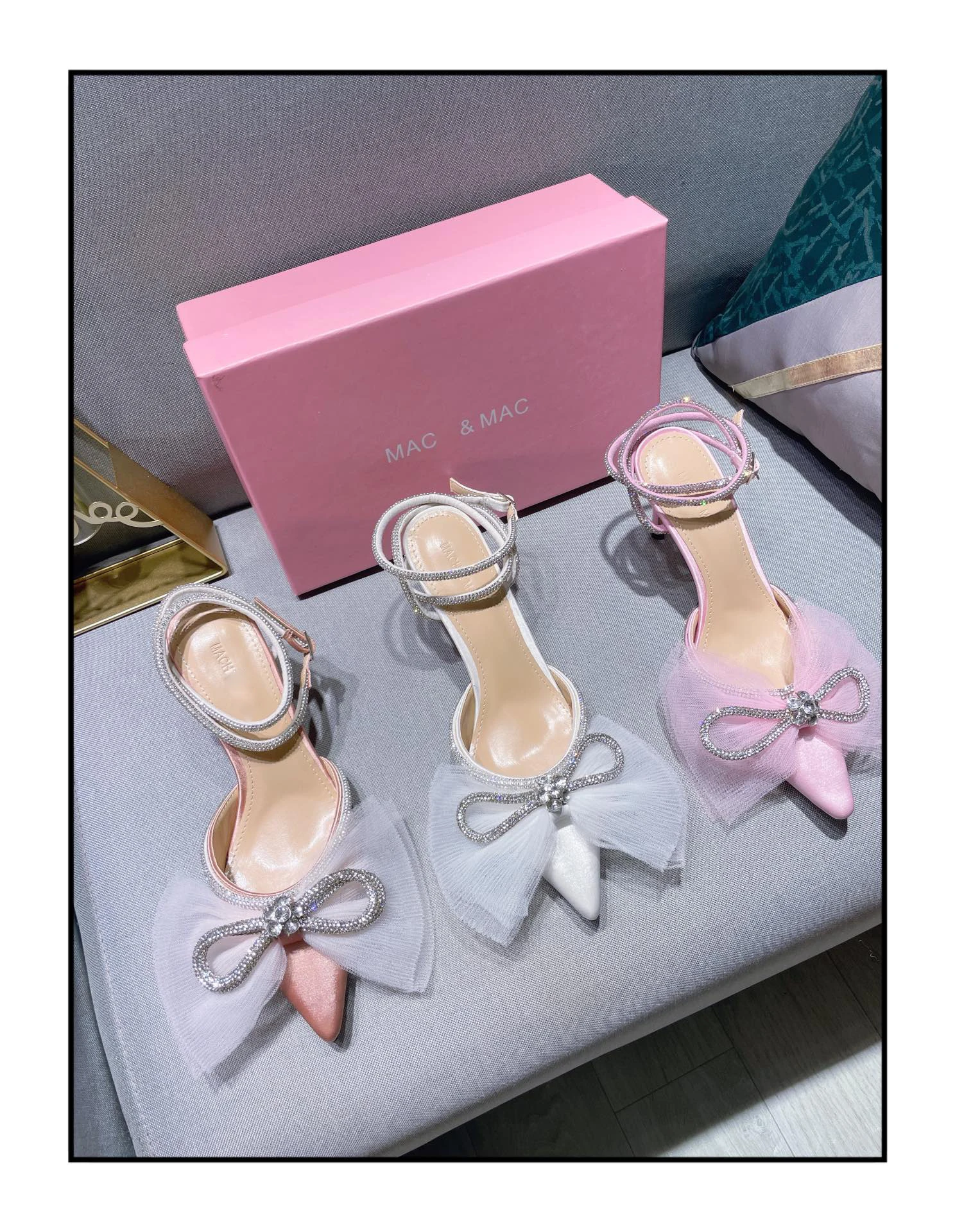 Machh Luxury rystal Butterfly-knot High Heel Shoes Stiletto Heels Sandals Women Sexy Thin Heel Pointed Toe Satin Pumps Shoes
Machh Luxury rystal Butterfly-knot High Heel Shoes Stiletto Heels Sandals Women Sexy Thin Heel Pointed Toe Satin Pumps Shoes