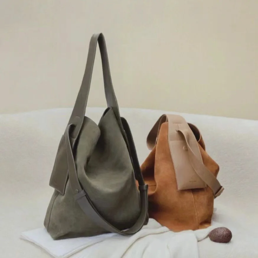The Suede Hanging Ear Tote Bag Is Oversized and Lightly Carried Over The Simple Commuter Cross-body Bag
The Suede Hanging Ear Tote Bag Is Oversized and Lightly Carried Over The Simple Commuter Cross-body Bag