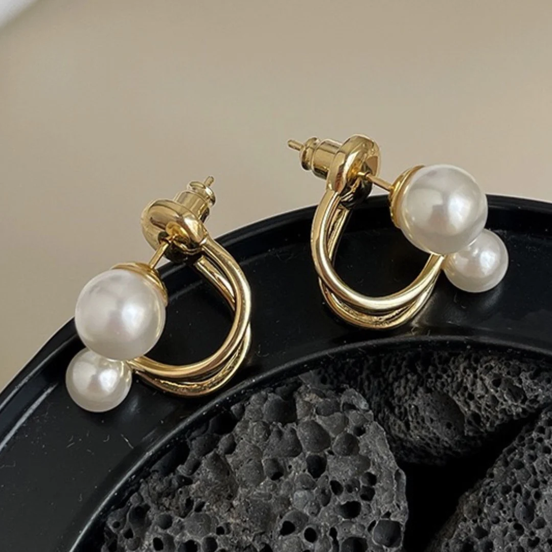 Pearl stud earring, French retro temperament all-match jewelry, new ladies light luxury high-level sense of stud earring.
Pearl stud earring, French retro temperament all-match jewelry, new ladies light luxury high-level sense of stud earring.