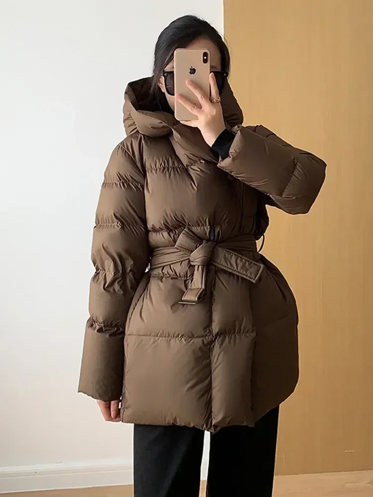 

Модные зимние женские пуховики 2023, ультратонкая женская теплая куртка-пуховик с ремнем, короткая парка с капюшоном