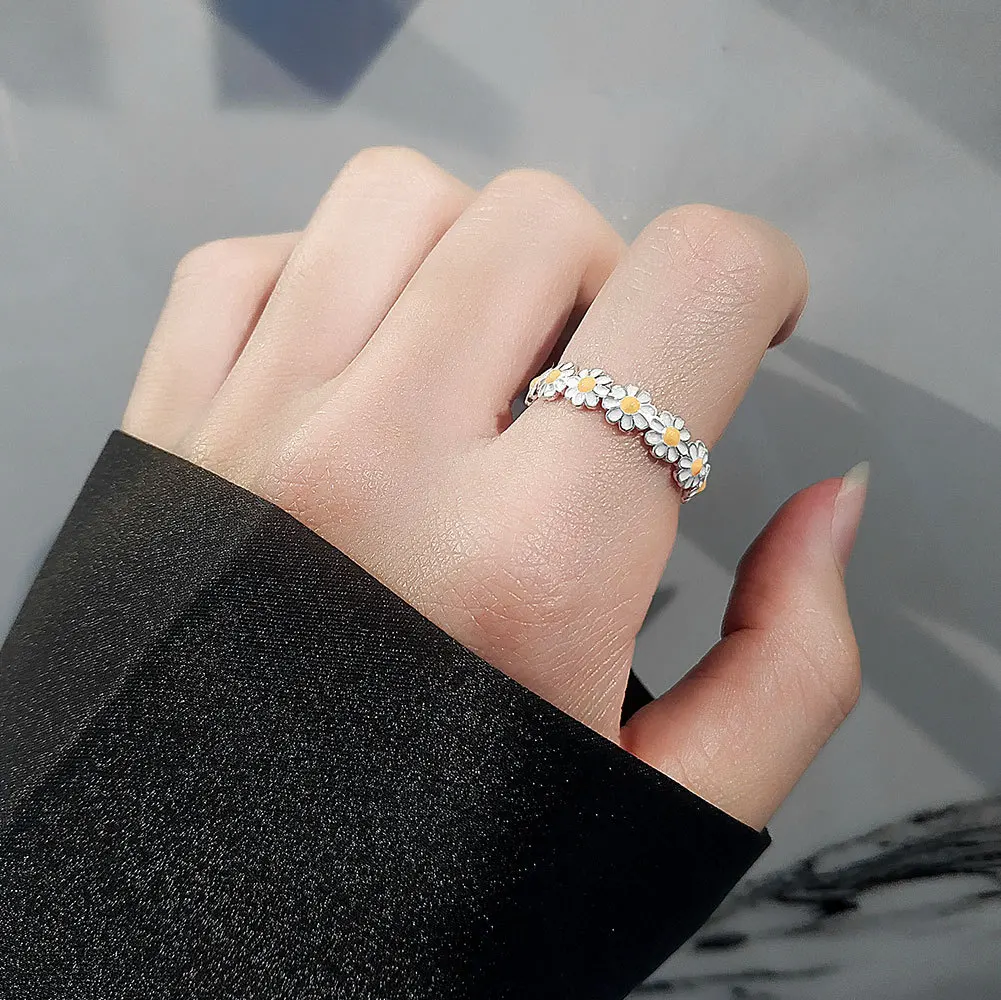 Cute Daisy Flower Rings For Women Girls Vintage Floral Wedding Ring Adjustable Open Cuff Rings Jewelry Gift Bague
Cute Daisy Flower Rings For Women Girls Vintage Floral Wedding Ring Adjustable Open Cuff Rings Jewelry Gift Bague
