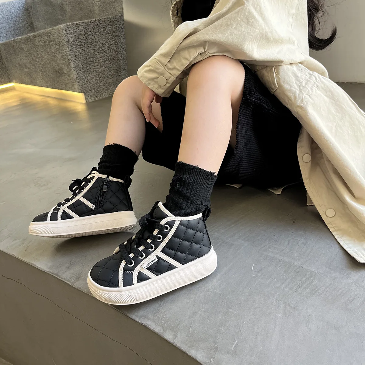 Children's velvet casual shoes Soft soled baby shoes boys and girls in two cotton shoes baby winter warm shoes
Children's velvet casual shoes Soft soled baby shoes boys and girls in two cotton shoes baby winter warm shoes