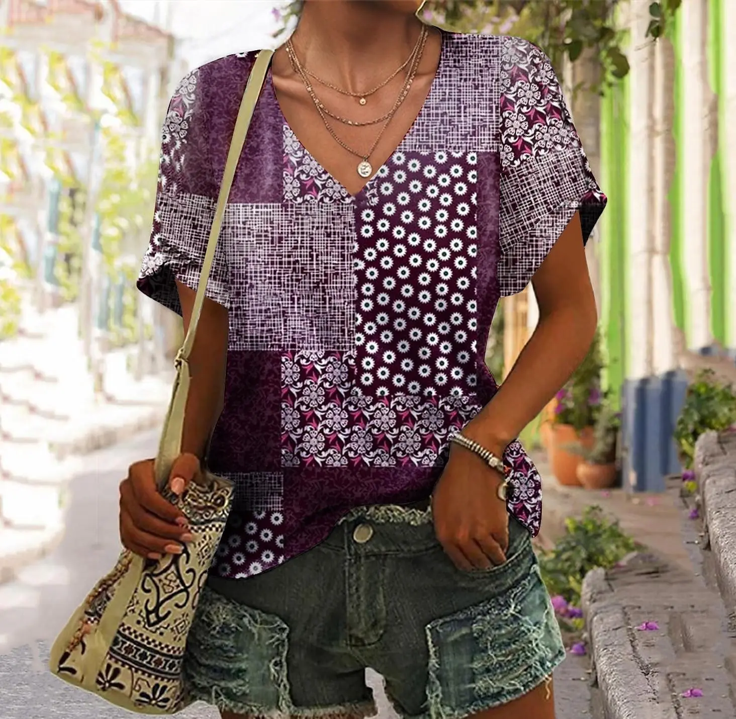 Футболка женская клетчатая с коротким рукавом и V-образным вырезом 
Футболка женская клетчатая с коротким рукавом и V-образным вырезом