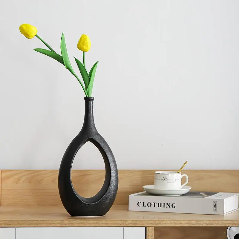 White/black Simple Ceramic Hollow Vases Flower Vase For Decor Modern Decorative Vase Centerpiece For Wedding Table Decorations
White/black Simple Ceramic Hollow Vases Flower Vase For Decor Modern Decorative Vase Centerpiece For Wedding Table Decorations