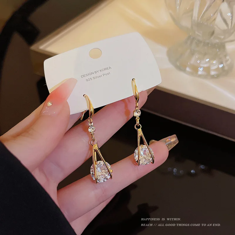 Minar Luxury Shiny Full CZ Cubic Zirconia Water Drop Earring for Women Femme Gold Color Alloy Hollow Out Pendant Earring Brincos 
Minar Luxury Shiny Full CZ Cubic Zirconia Water Drop Earring for Women Femme Gold Color Alloy Hollow Out Pendant Earring Brincos