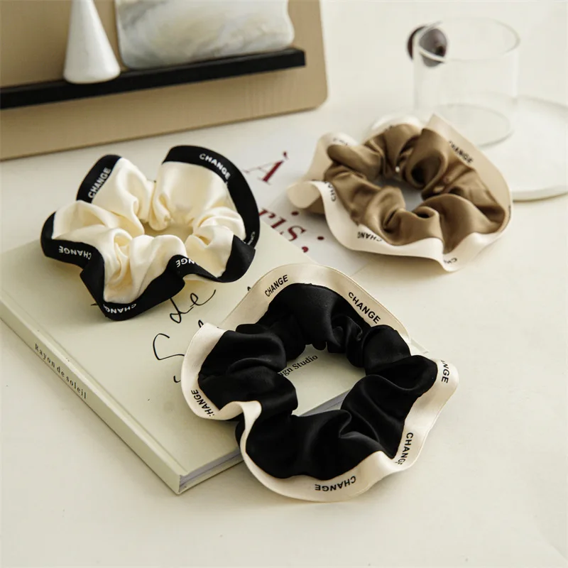 Spring and Summer New Classic Large Intestine Hair Band Hair Rope French Elegant Contrast Color Cloth Hair Accessories 
Spring and Summer New Classic Large Intestine Hair Band Hair Rope French Elegant Contrast Color Cloth Hair Accessories