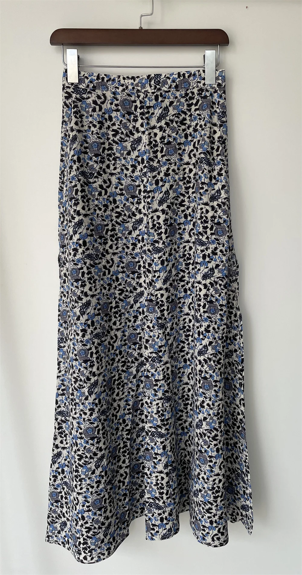 Women Floral Printed Split Midi Skirt 100% Viscose 2023 Early Spring New Fashion Ladies Casual Vantige High Waist Female Jupe
Women Floral Printed Split Midi Skirt 100% Viscose 2023 Early Spring New Fashion Ladies Casual Vantige High Waist Female Jupe