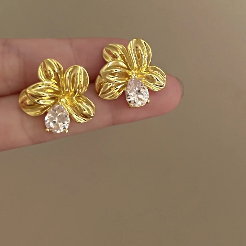 Elegant Female Gold Metal Delicate Crystal Flower Earrings for Women Girl New 2023 Korean
Elegant Female Gold Metal Delicate Crystal Flower Earrings for Women Girl New 2023 Korean