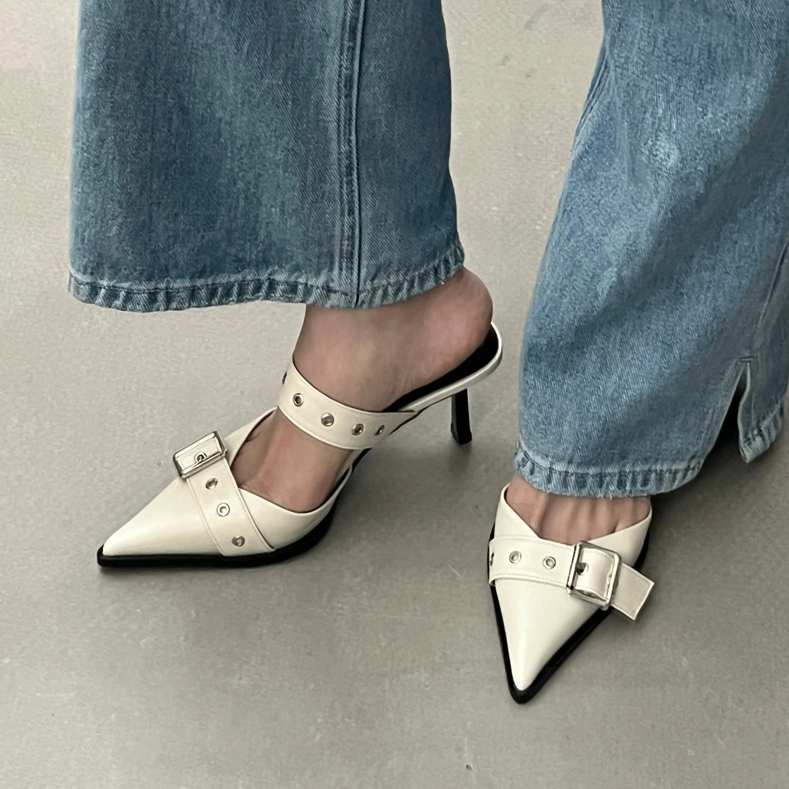 Punk High Heel Large Heel Slippers For Women 2023 New Personalized Metal Fashion Belt Buckle Pointed Sandals
Punk High Heel Large Heel Slippers For Women 2023 New Personalized Metal Fashion Belt Buckle Pointed Sandals