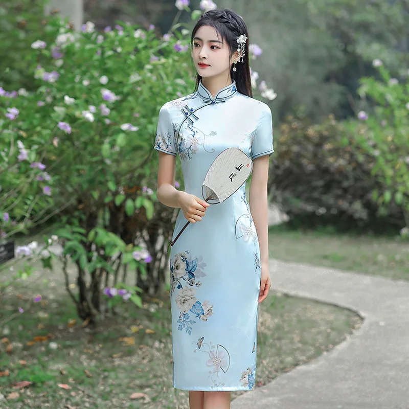 Атласное платье-Ципао с коротким рукавом и воротником-стойкой
Атласное платье-Ципао с коротким рукавом и воротником-стойкой