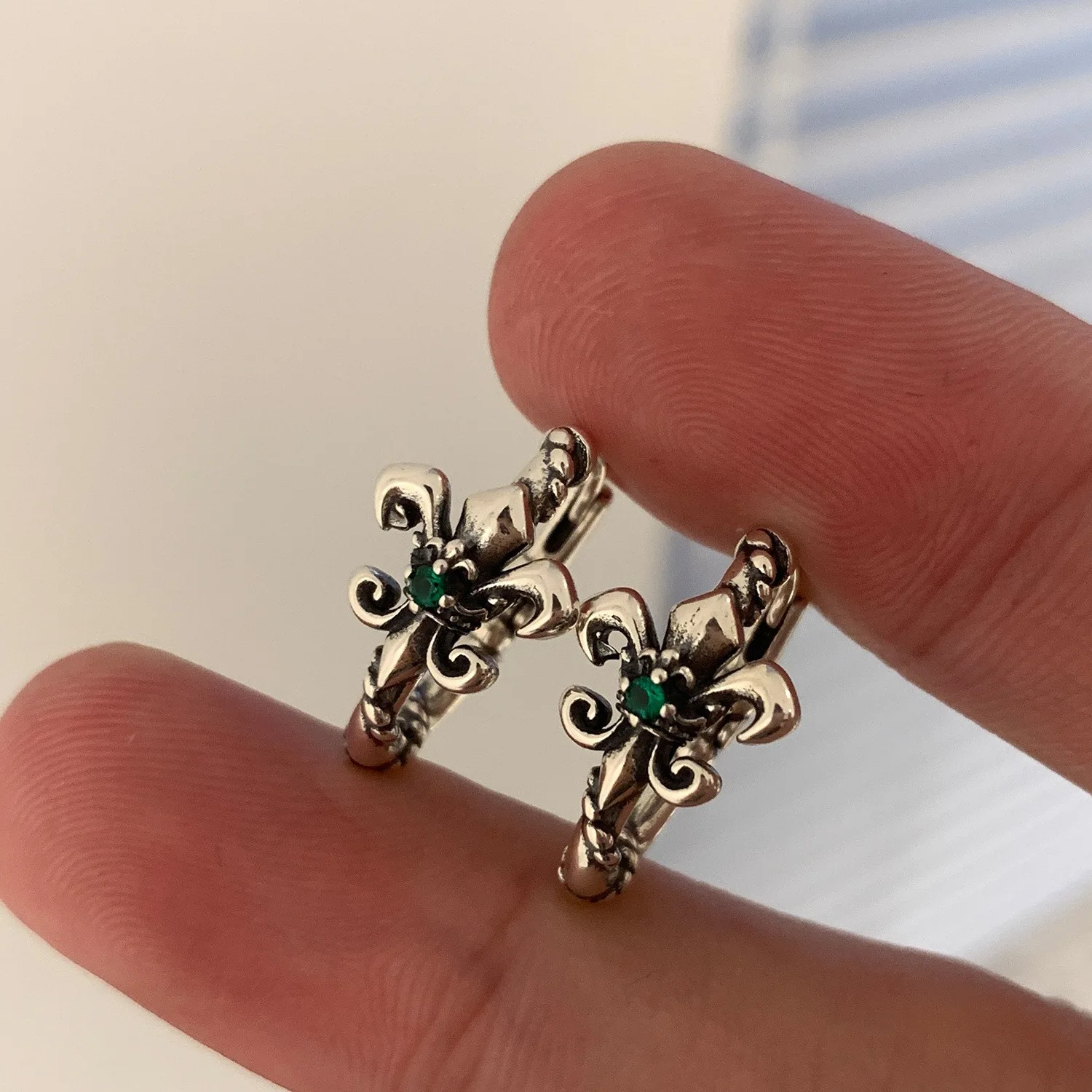 WEIYUE Korean S925 Sterling Silver Cross Women's Earrings Retro Fashion Pattern Not Allergy Earrings Ear Buckles Punk Earrings
WEIYUE Korean S925 Sterling Silver Cross Women's Earrings Retro Fashion Pattern Not Allergy Earrings Ear Buckles Punk Earrings