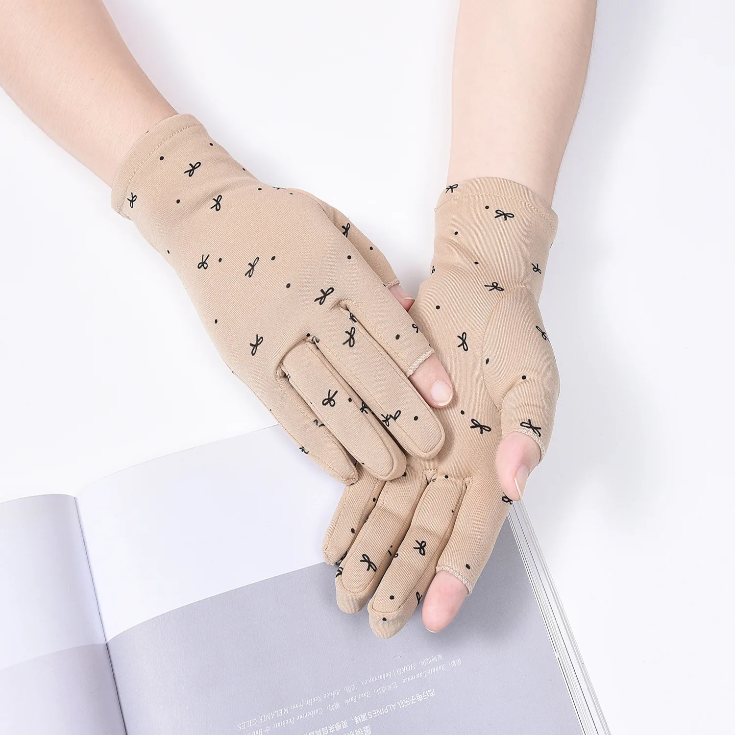 Woman's Bowknot Printed Fingerless Warm Gloves Female Girl Plush Velvet Cycling Touch Screen Mittens for Winter Outdoor Sports
Woman's Bowknot Printed Fingerless Warm Gloves Female Girl Plush Velvet Cycling Touch Screen Mittens for Winter Outdoor Sports