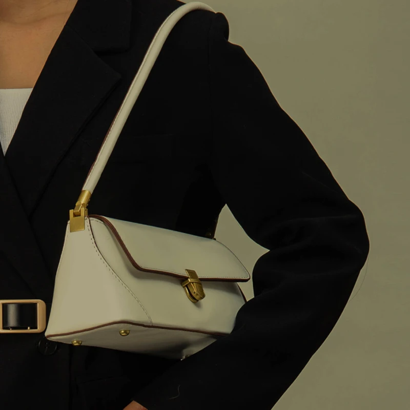 New Underarm Fashion Women's High Sense Horizontal Version Single Shoulder Messenger Bag Foreign Style Small Square Trend
New Underarm Fashion Women's High Sense Horizontal Version Single Shoulder Messenger Bag Foreign Style Small Square Trend
