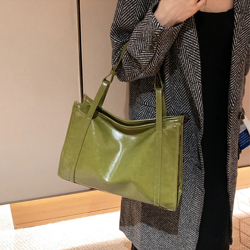 Винтажная Женская Большая вместительная сумка из искусственной кожи Oilskin, повседневная однотонная сумка на молнии, женская сумка на плечо из мягкой искусственной кожи
Винтажная Женская Большая вместительная сумка из искусственной кожи Oilskin, повседневная однотонная сумка на молнии, женская сумка на плечо из мягкой искусственной кожи