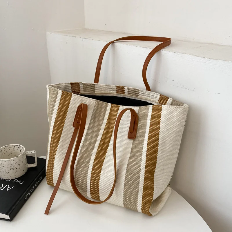 Korean Large Capacity Women's Shoulder Bag Ladies Summer New Simple Vertical Stripe Leisure Tote Bag Fashion Handbag
Korean Large Capacity Women's Shoulder Bag Ladies Summer New Simple Vertical Stripe Leisure Tote Bag Fashion Handbag