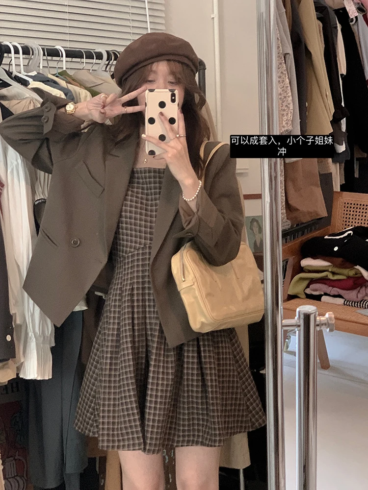 Korean Version Fashion Dress Retro Age-reducing Temperament Thin Autumn and Winter Suit Suspender Dress Two-piece
Korean Version Fashion Dress Retro Age-reducing Temperament Thin Autumn and Winter Suit Suspender Dress Two-piece