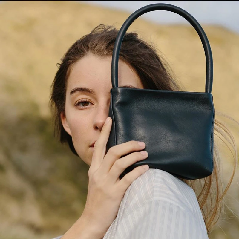 Vintage Handbag Bag Luxury Designer For Women Purse 2023 New Popular In PU Simple Fashion Soft Skin Material Lady Bags Y2K Small
Vintage Handbag Bag Luxury Designer For Women Purse 2023 New Popular In PU Simple Fashion Soft Skin Material Lady Bags Y2K Small