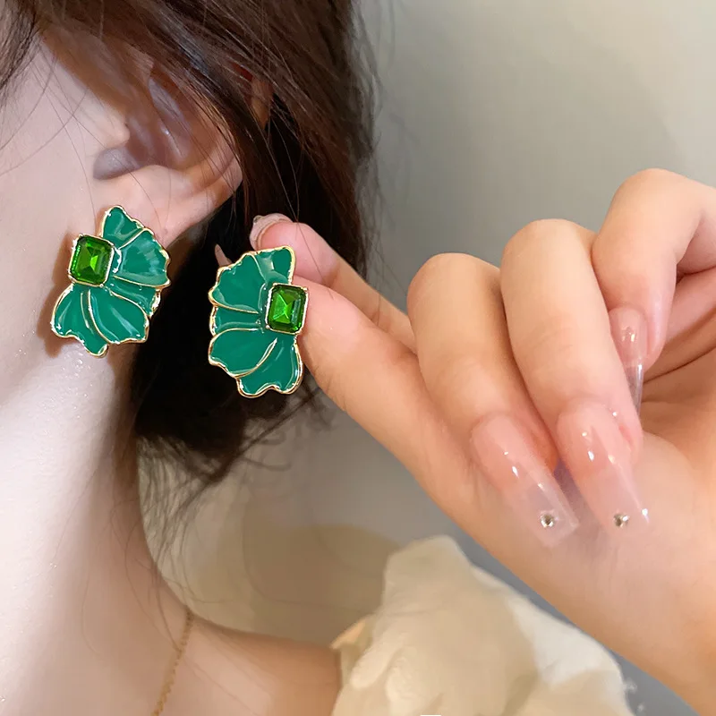 Fashion Korean Blue Green Petal Stud Earrings for Women Simple Enamel Oil Drop Inlaid Crystal Temeprament Earrings Jewelry Gift
Fashion Korean Blue Green Petal Stud Earrings for Women Simple Enamel Oil Drop Inlaid Crystal Temeprament Earrings Jewelry Gift