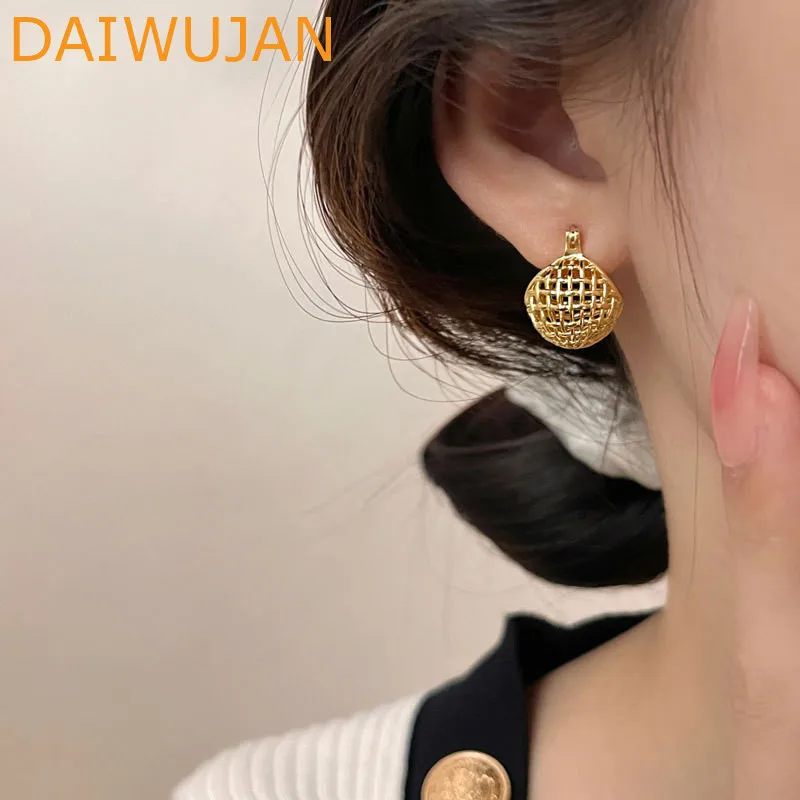 New Fashionable Golden Silver Color Hollow Round Heart Square Star Hoop Earrings for Women Daily Party Birthday Jewelry Gift
New Fashionable Golden Silver Color Hollow Round Heart Square Star Hoop Earrings for Women Daily Party Birthday Jewelry Gift