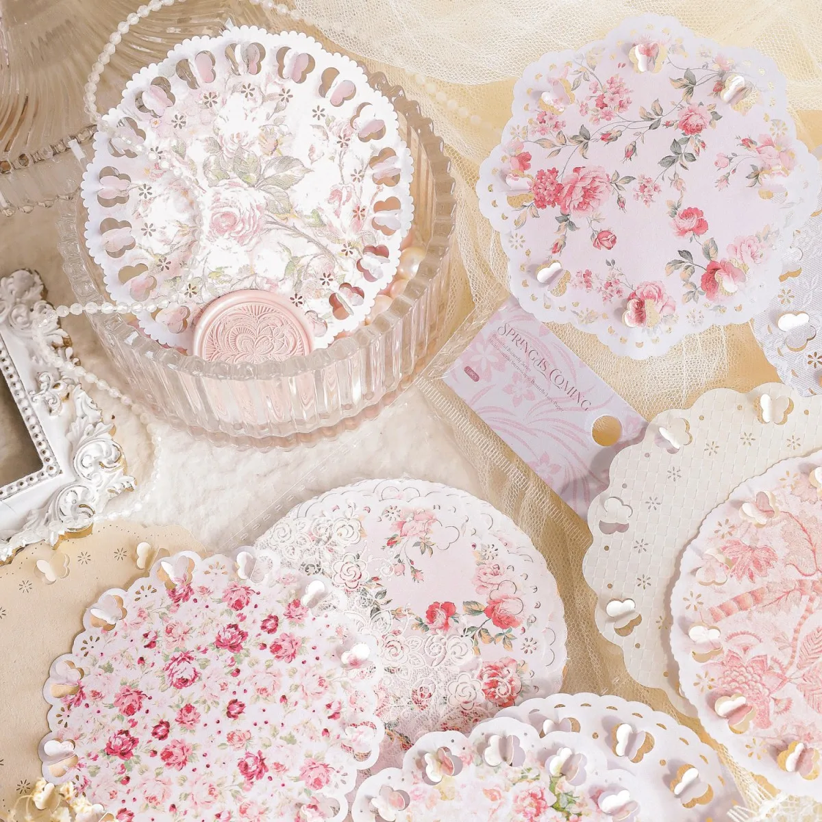 Бумажная рамка в стиле ретро с изображением бабочек и цветов
Бумажная рамка в стиле ретро с изображением бабочек и цветов