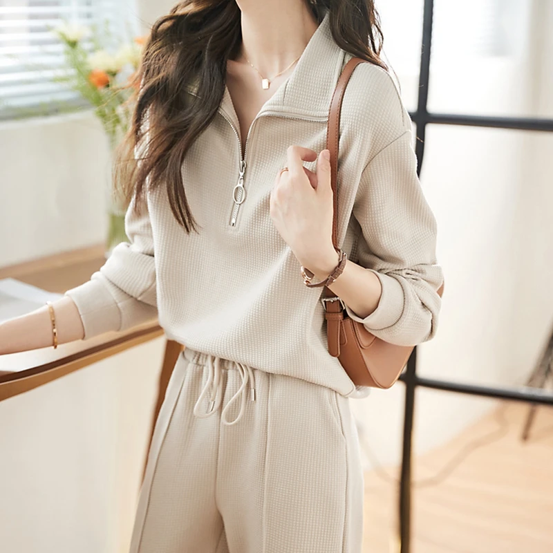 Y2K high-end leisure suit women 2023 new fashion simple lapel sweater elastic high-waisted sweatpants Yanqi two-piece set
Y2K high-end leisure suit women 2023 new fashion simple lapel sweater elastic high-waisted sweatpants Yanqi two-piece set