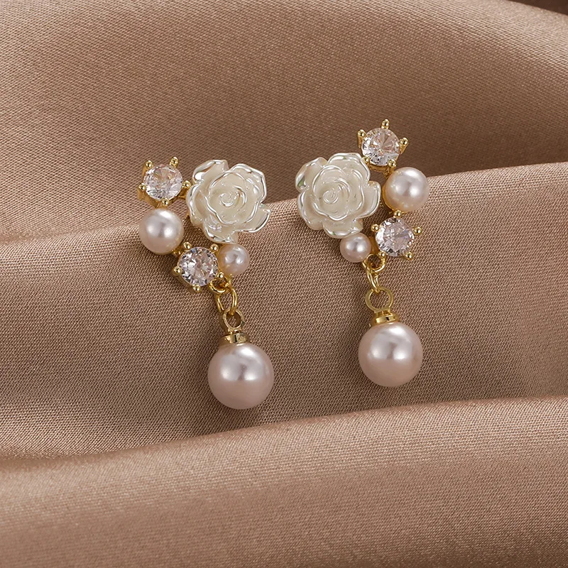 Minar Elegant 14K Real Gold Plated Brass White Natural Shell CZ Zircon Imitation Pearl Flower Long Dangle Earrings for Women 
Minar Elegant 14K Real Gold Plated Brass White Natural Shell CZ Zircon Imitation Pearl Flower Long Dangle Earrings for Women