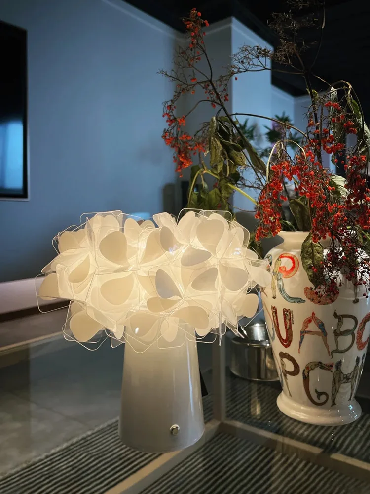 Nordic Art Flower Table Lamp Warm Romantic Bedside DecorationCreative Personality Designer Bedroom Lamp Crystal Table Lamp
Nordic Art Flower Table Lamp Warm Romantic Bedside DecorationCreative Personality Designer Bedroom Lamp Crystal Table Lamp