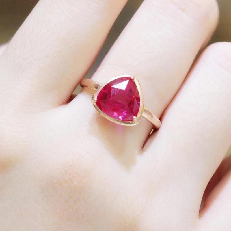 Classic Light Luxury Russian Purple Gold Inlaid Triangle Ruby Ring Women's Simple and Elegant Rose Gold Inlaid Jewelry luxury
Classic Light Luxury Russian Purple Gold Inlaid Triangle Ruby Ring Women's Simple and Elegant Rose Gold Inlaid Jewelry luxury