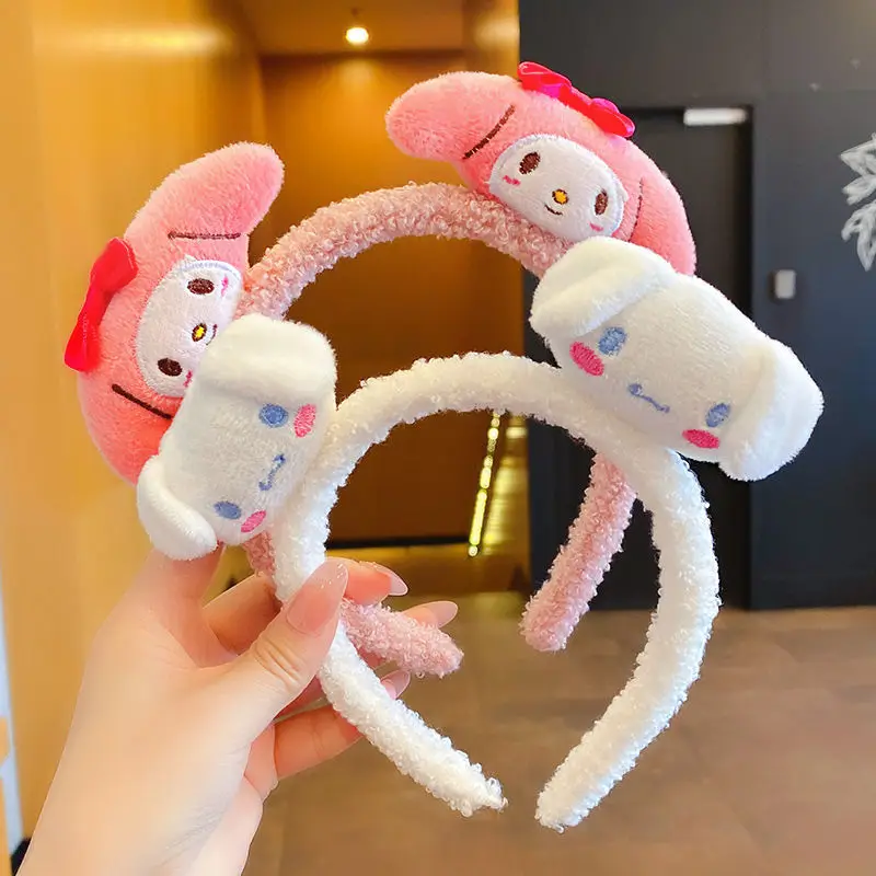 Повязка на голову Sanrioed Kawaii Cinnamoroll Kuromi плюшевая повязка на голову для косплея аниме милые аксессуары для волос для девочек
Повязка на голову Sanrioed Kawaii Cinnamoroll Kuromi плюшевая повязка на голову для косплея аниме милые аксессуары для волос для девочек
