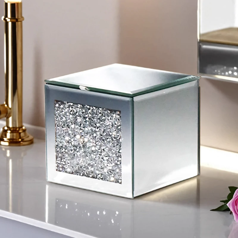 Стеклянный поднос с инкрустацией бриллиантов
Стеклянный поднос с инкрустацией бриллиантов