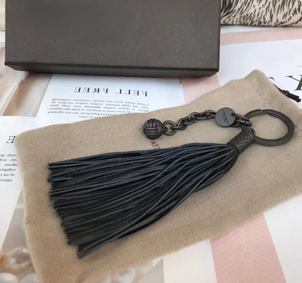 102511 102512 Quality Sheepskin Weave Key Quality Luxury Designer Brand Simple Versatile Men Women Tassels Key Chain
102511 102512 Quality Sheepskin Weave Key Quality Luxury Designer Brand Simple Versatile Men Women Tassels Key Chain
