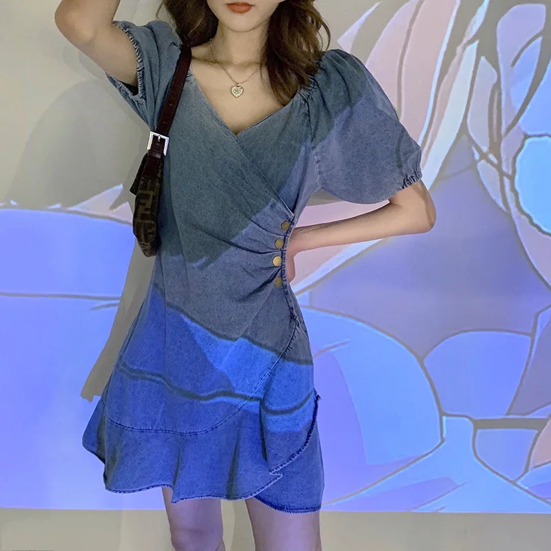 Summer 2021 New Retro Hong Kong Flavor Waist Waist Slim Design Sense Ruffled V-neck Denim Short-sleeved Harajuku Dress Women
Summer 2021 New Retro Hong Kong Flavor Waist Waist Slim Design Sense Ruffled V-neck Denim Short-sleeved Harajuku Dress Women