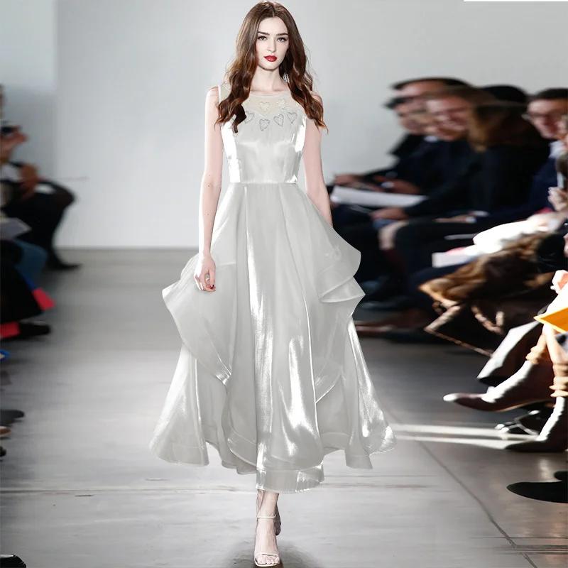 Длинное блестящее платье без рукавов, с круглым вырезом и шипами 
Длинное блестящее платье без рукавов, с круглым вырезом и шипами