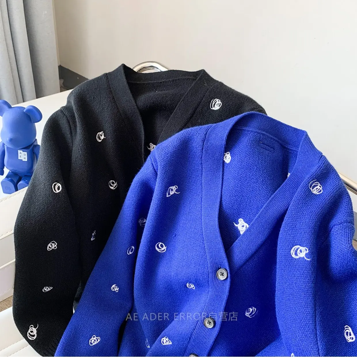 ADER ERROR autumn/winter new style Korean fashion high-quality simple wool embroidery cardigan V-neck knitted 1:1 sweater unisex
ADER ERROR autumn/winter new style Korean fashion high-quality simple wool embroidery cardigan V-neck knitted 1:1 sweater unisex