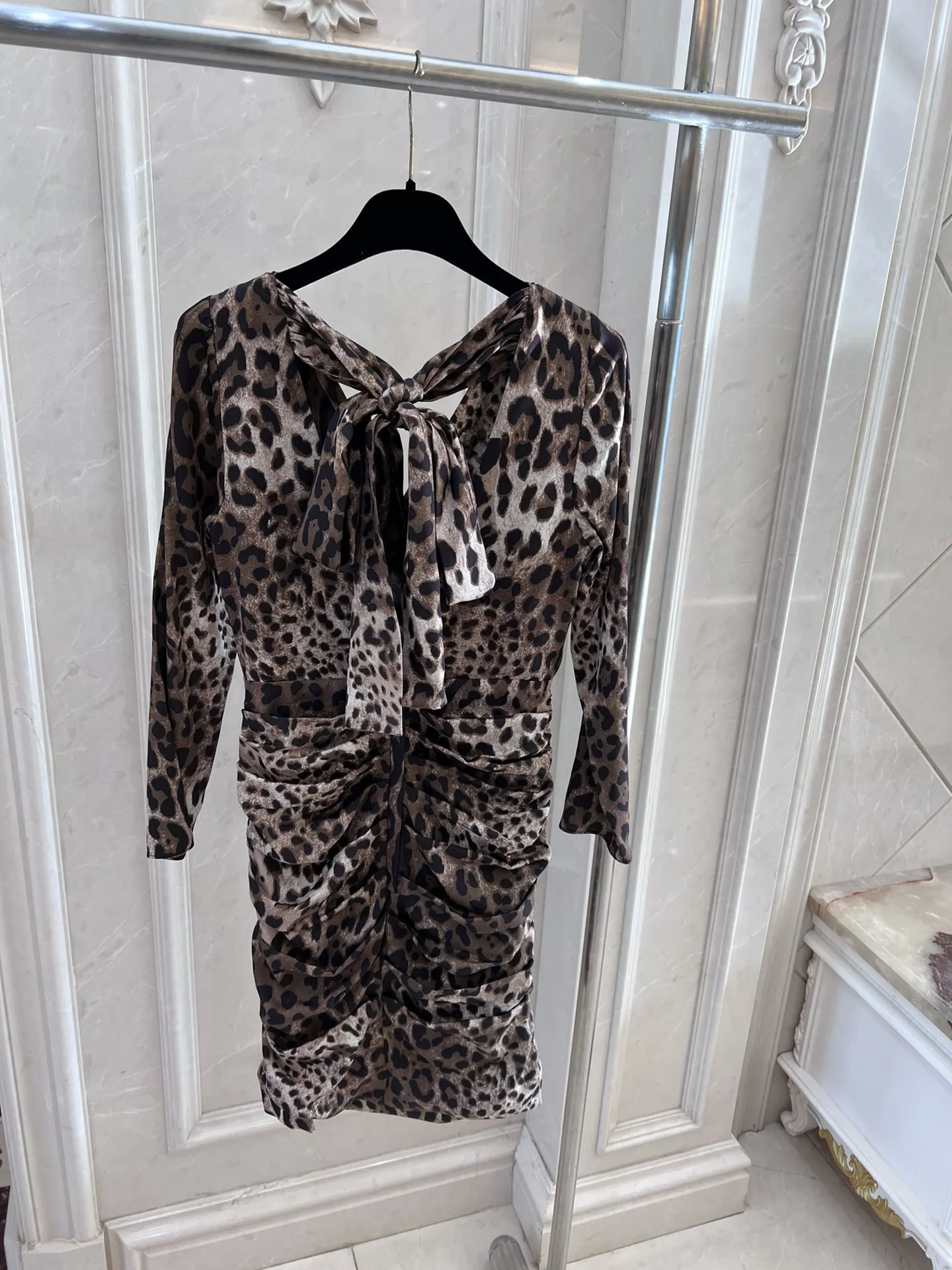 2022 autumn and winter new leopard print silk satin V-collar printed waist dress
2022 autumn and winter new leopard print silk satin V-collar printed waist dress
